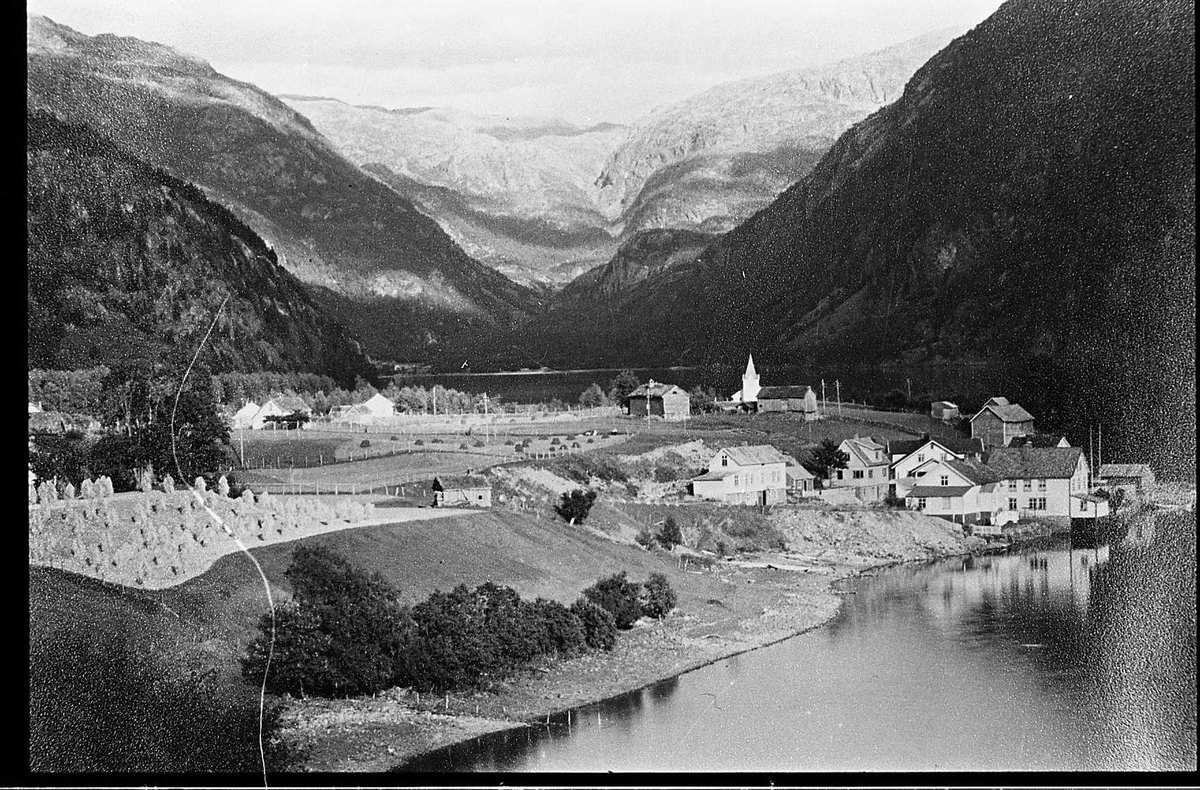 tettstad hotell kyrkje hus gardar fjell vatn