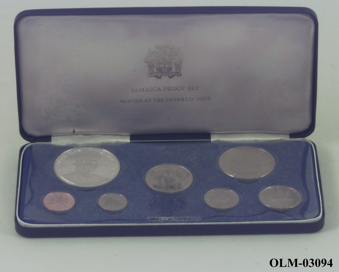 Myntsettet inneholder 7 mynter, liggende i blått etui.