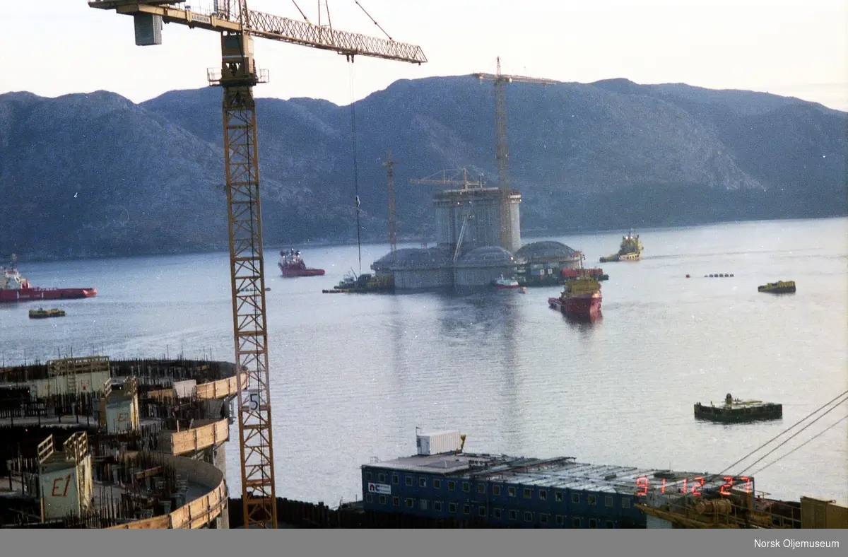 Anleggsområdet til Norwegian Contractors i Jåttåvågen ved Stavanger, hvor Condeep plattformene i betong blir bygget.
Draugen bygges større for hver dag som går, der den ligger oppankret i Gandsfjorden.