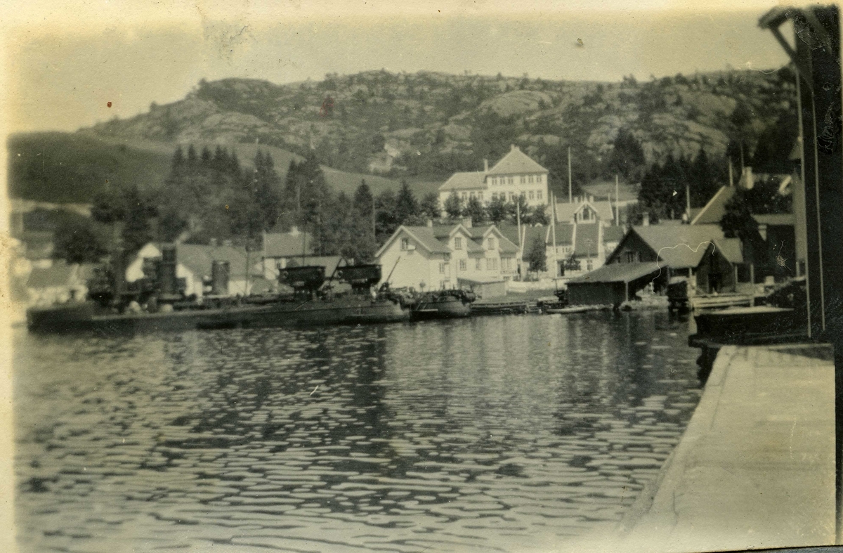 Hus, krigsskip, fjord