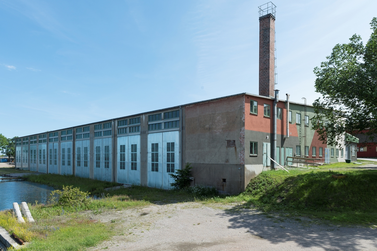 Fotodokumentation av byggnader på Marinbasen i Karlskrona. MTB-hallen. Kombinerad MTB-hall och motorverkstad.