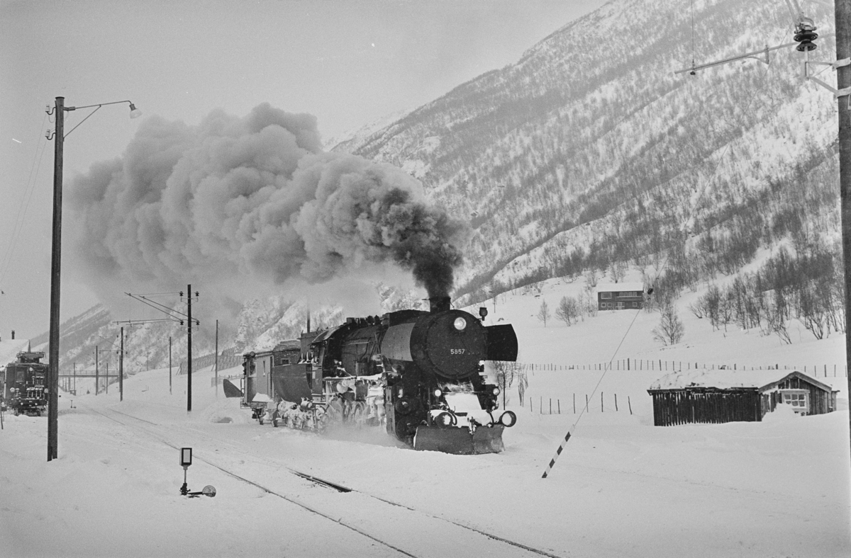 Snøryddingstog på Drivstua stasjon. Toget trekkes av damplokomotiv type 63a nr. 5857.