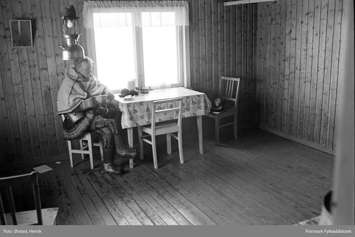Postfører Mathis Mathisen Buljo, bedre kjent som "Post-Mathis" i samiske kretser, sitter alene ved kjøkkenbordet i et hus langs postruta. Han er i ferd med å rulle tobakk. Kanskje venter han på at reindriftsfolket skal komme inn fra arbeid på vidda? 

Fotograf Henrik Ørsteds bilder er tatt langs den 30 mil lange postruta som strakk seg fra Mieronjavre poståpneri til Náhpolsáiva, videre til Bavtajohka, innover til øvre Anárjohka nasjonalpark som grenser til Finland – og ruta dekket nærmere 30 reindriftsenheter. Ørsted fulgte «Post-Mathis», Mathis Mathisen Buljo som dekket et imponerende område med omtrent 30.000 dyr og reingjetere som stadig var ute i terrenget og i forflytning. Dette var landets lengste postrute og postlevering under krevende vær- og føreforhold var beregnet til 2 dager. Bildene gir et unikt innblikk i samisk reindriftskultur på 1970-tallet. Fotograf Henrik Ørsted har donert ca. 1800 negativer og lysbilder til Finnmark Fylkesbibliotek i 2010.