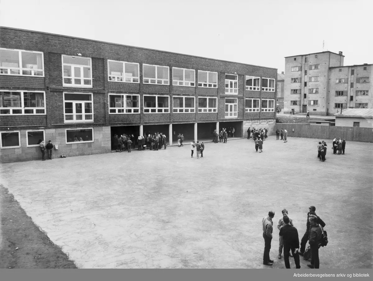 Skolegården på Sandaker skole, mai 1960.