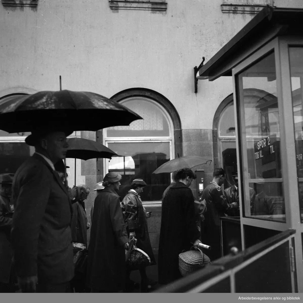 Vestbanestasjonen i regnvær. September 1956