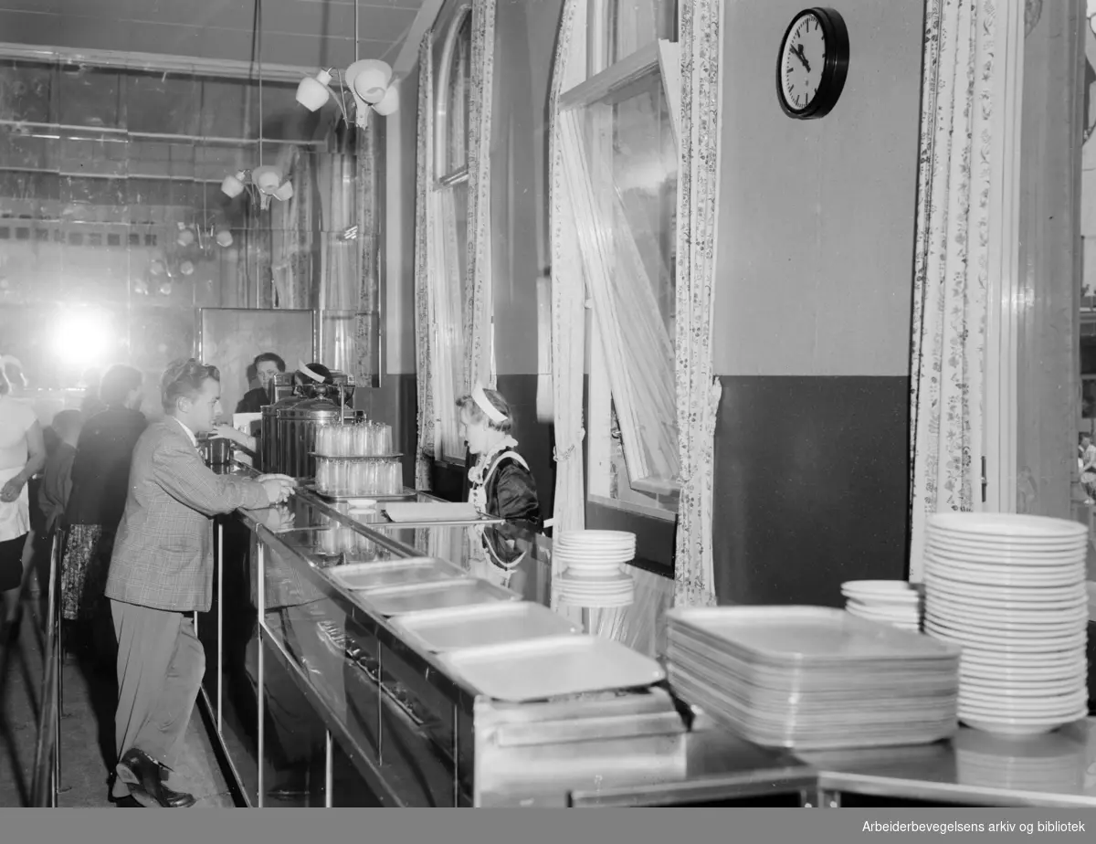 Vestbanestasjonen. Selvbetjeningsrestauranten. Juli 1953