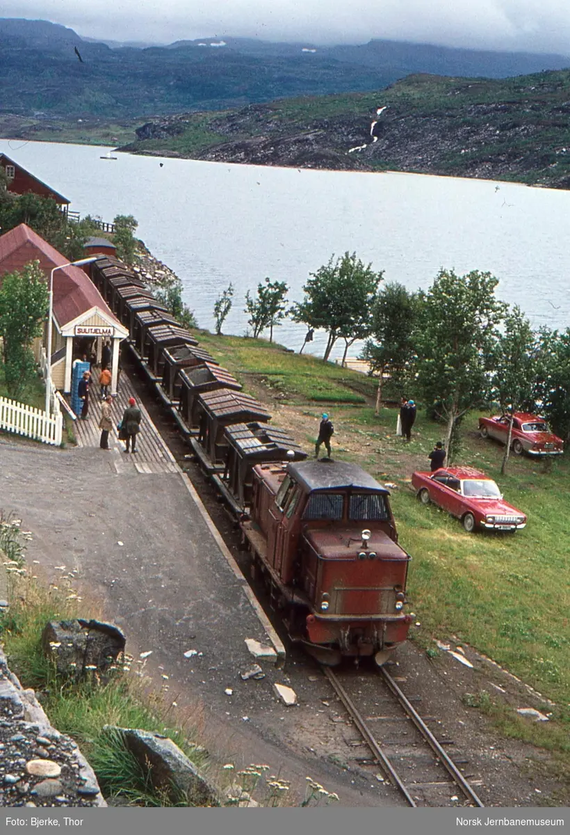 Tog 54 på Sulitjelma stasjon, trukket av diesellokomotivet ODIN