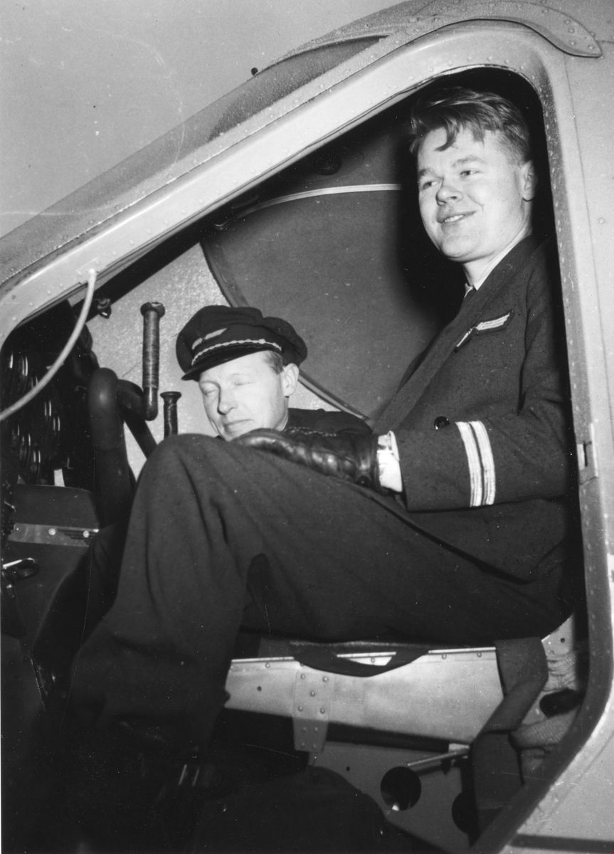 Piloter i cockpiten til et av Widerøes sjøfly.