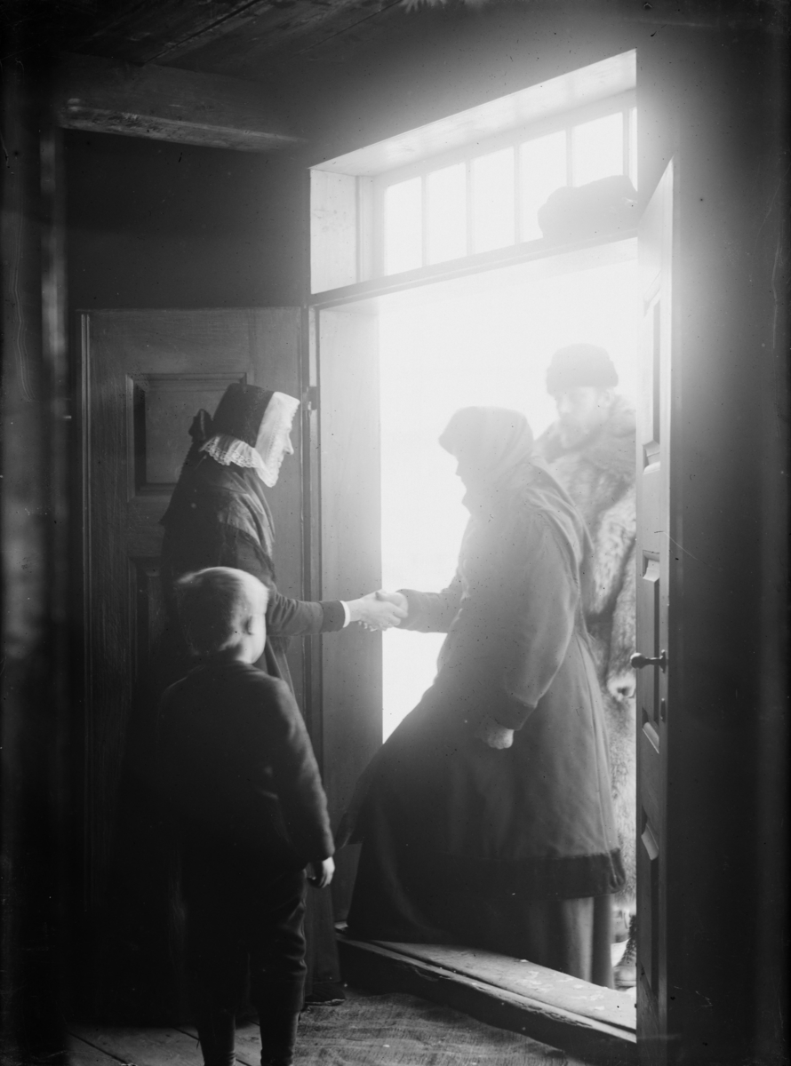 Kvinne tar i mot gjester i døra - motiv brukt på Eyolf Soots maleri "Velkommen"