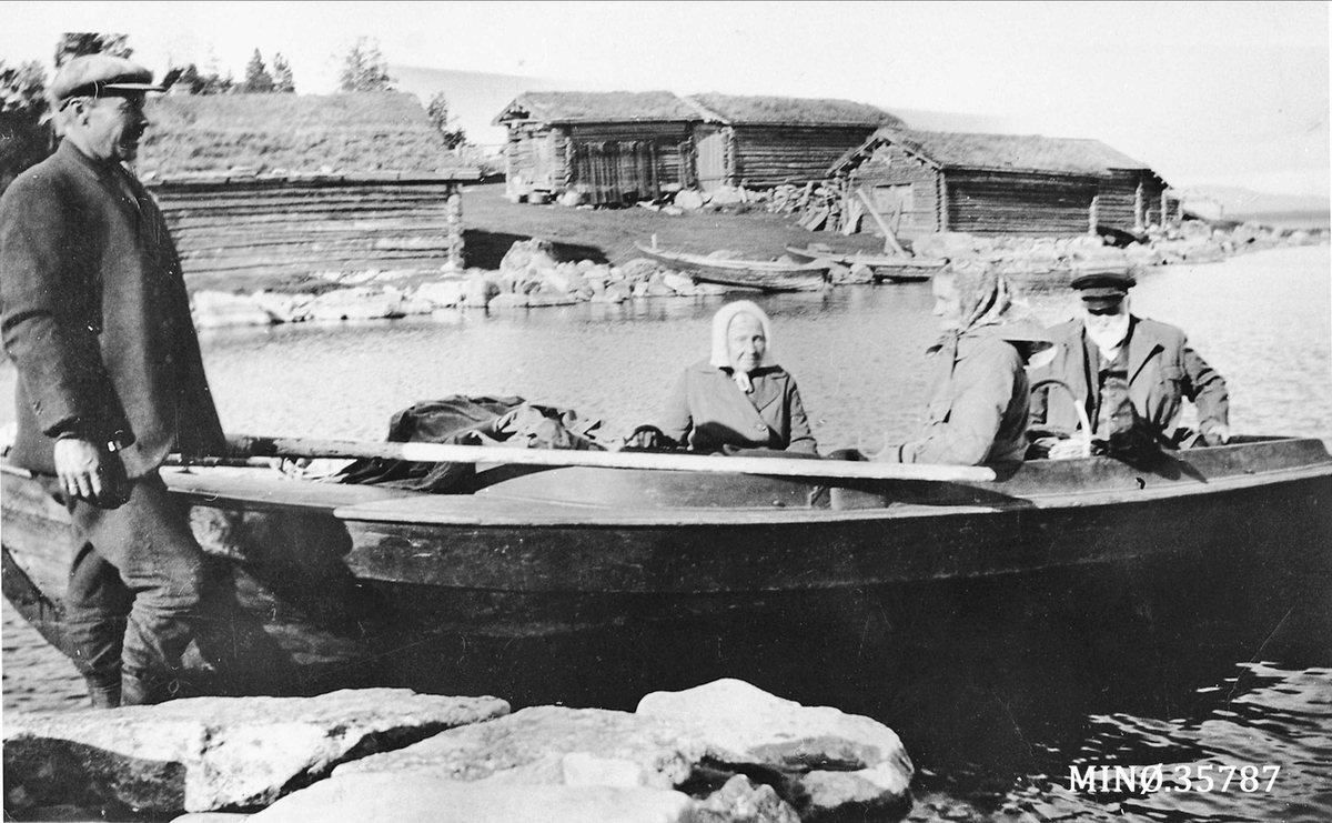 Personer i båt ved Fiskevollen, sept. 1932, Sølensjøen, Rendalen.