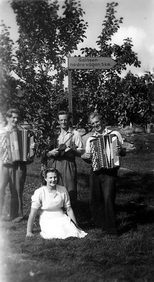 Finnskogasyskonen musikkapellet från Galåsen omkr. 1950. Knut, Oskar, Hans och Willi Olsson.