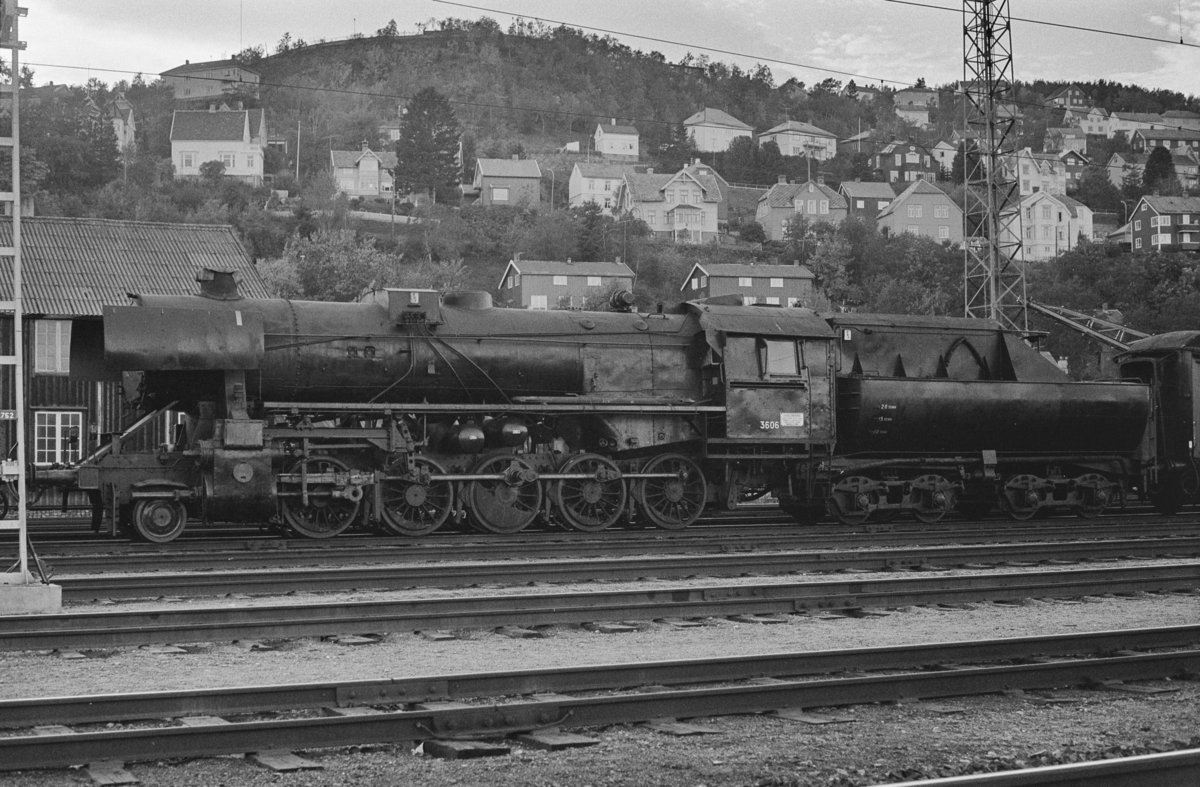 Utrangert damplokomotiv type 63a nr. 3606 på Marienborg. Lokomotivet er underveis til hugging.