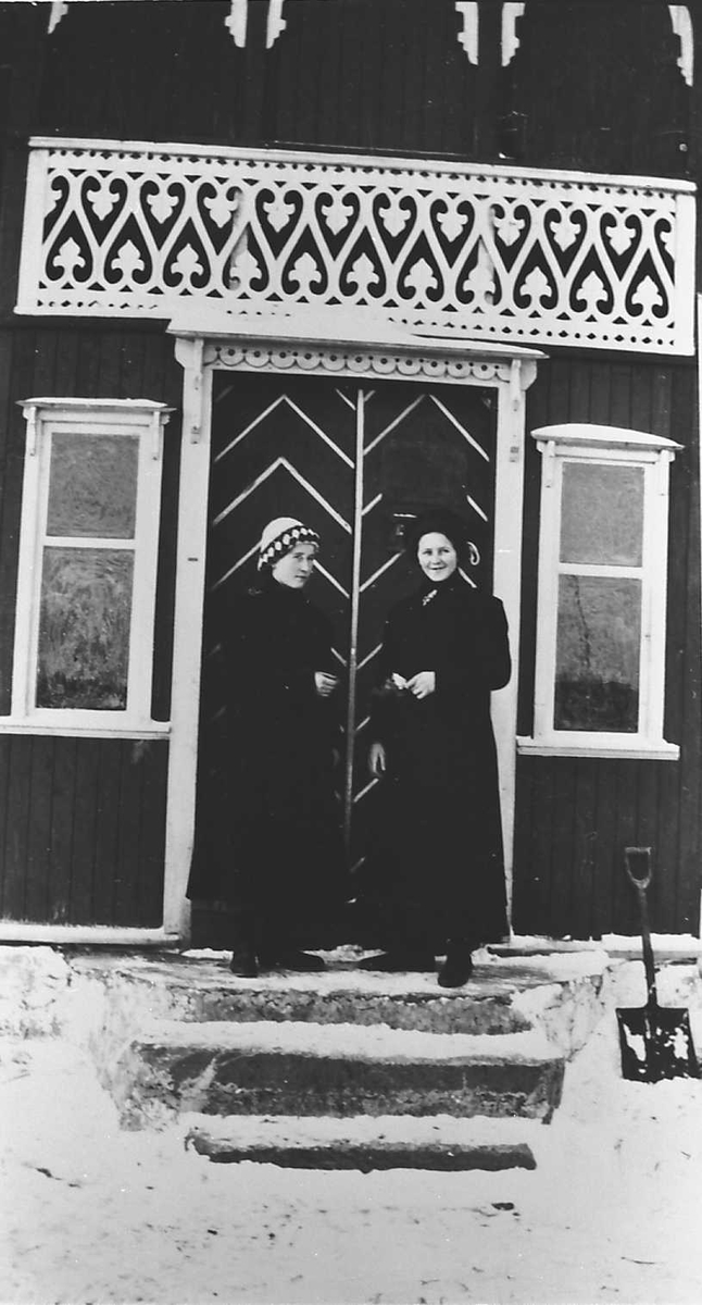 To kvinner foran bolighus