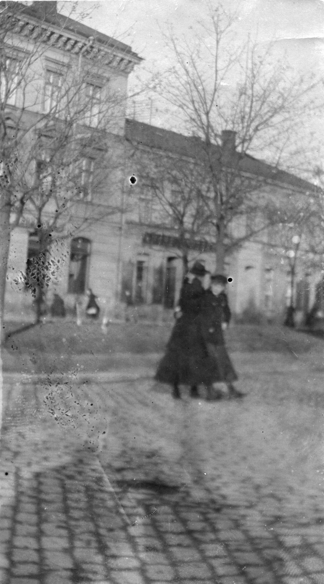 Två kvinnor på gata i Gävle.