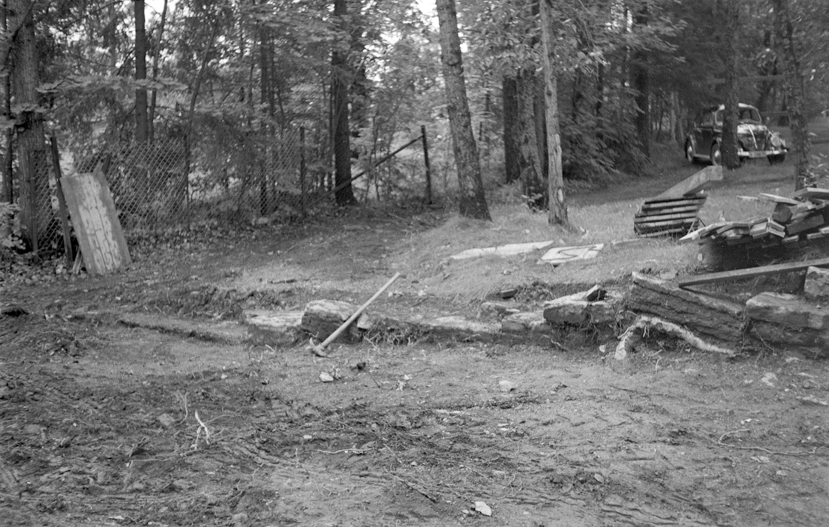 Arkeologisk undersøkelse i Bispestredet 1970. Kirkegårdsmuren frilegges.