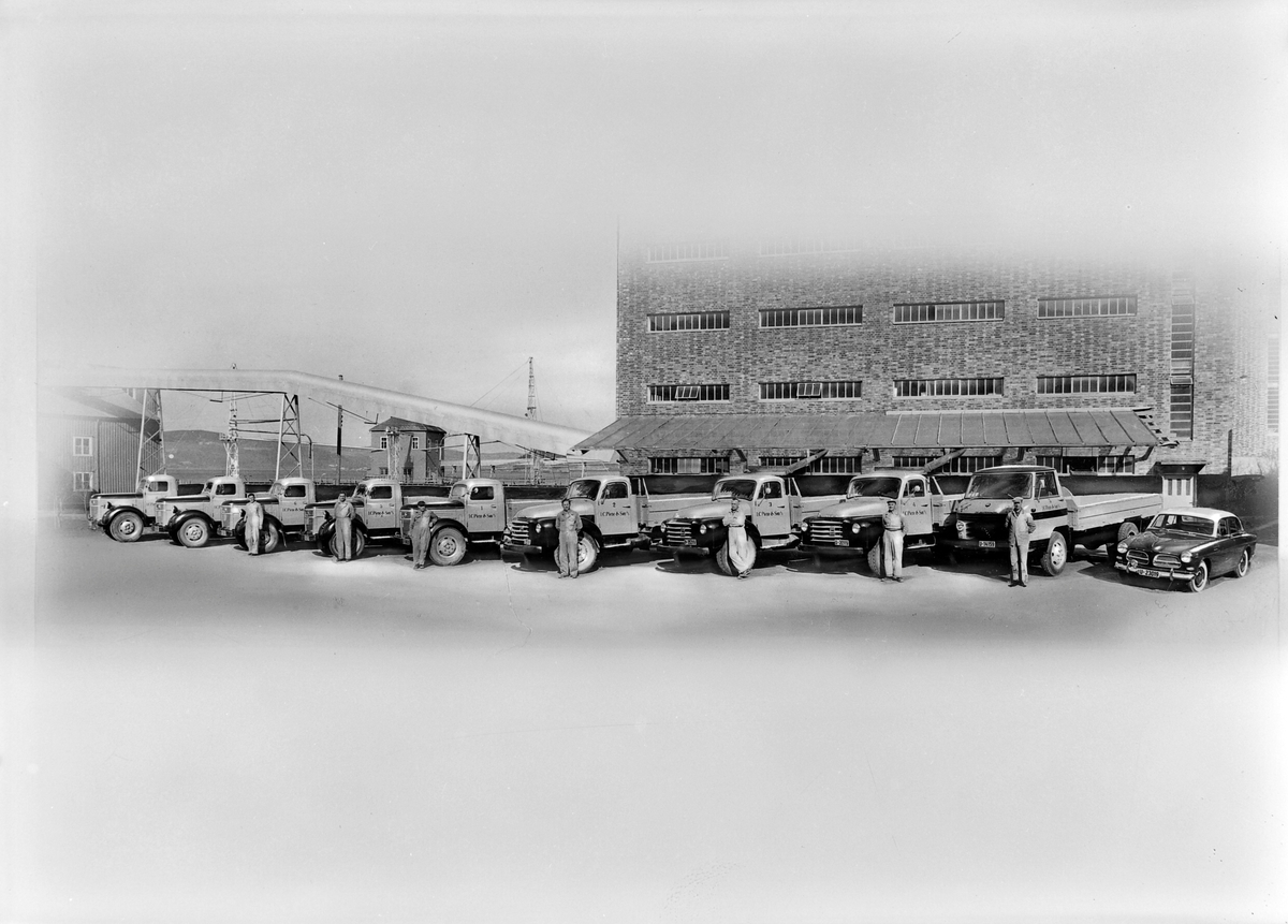 I. C. Piene & Søn sine Volvobiler foran mellageret i Buvika