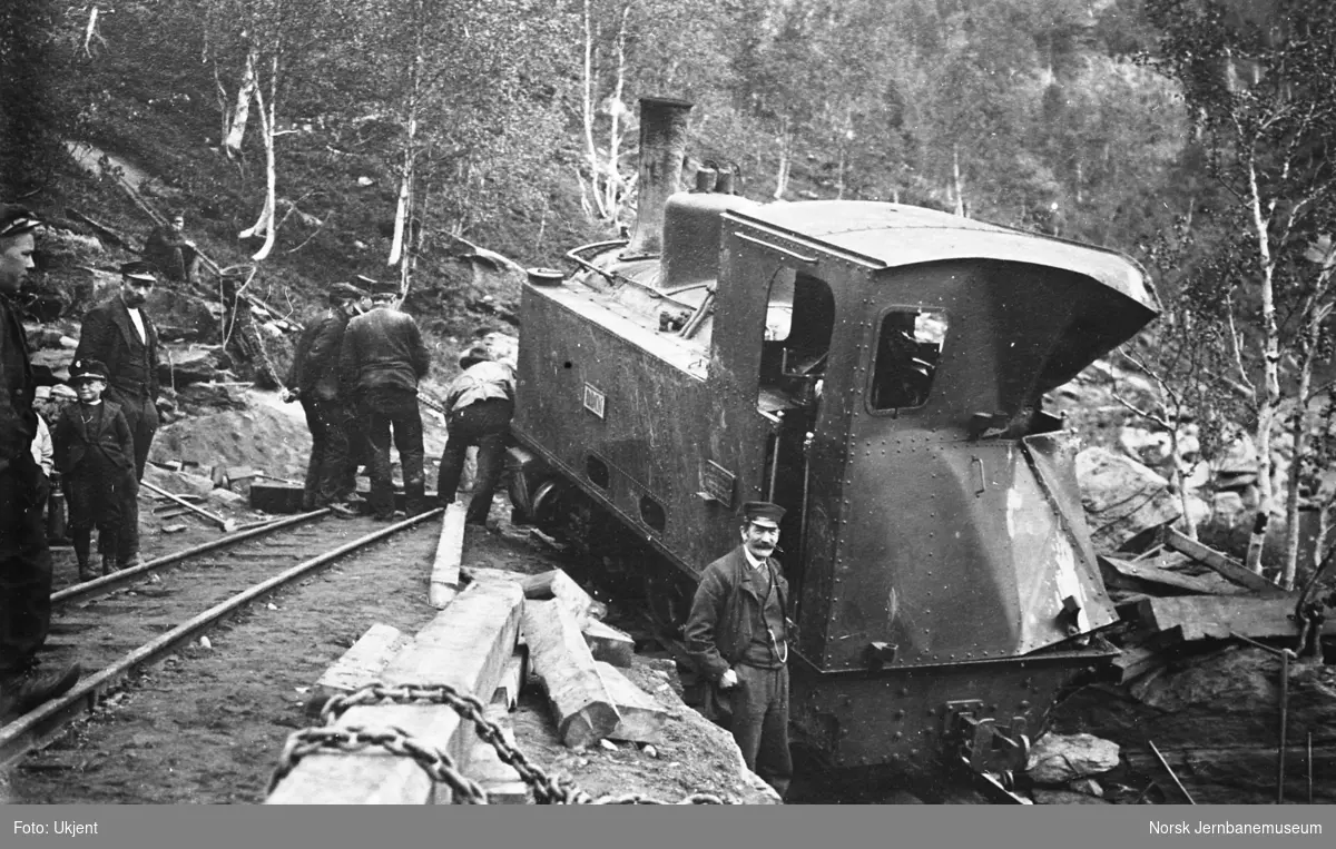 Avsporet damplokomotiv ODIN i Dråvika