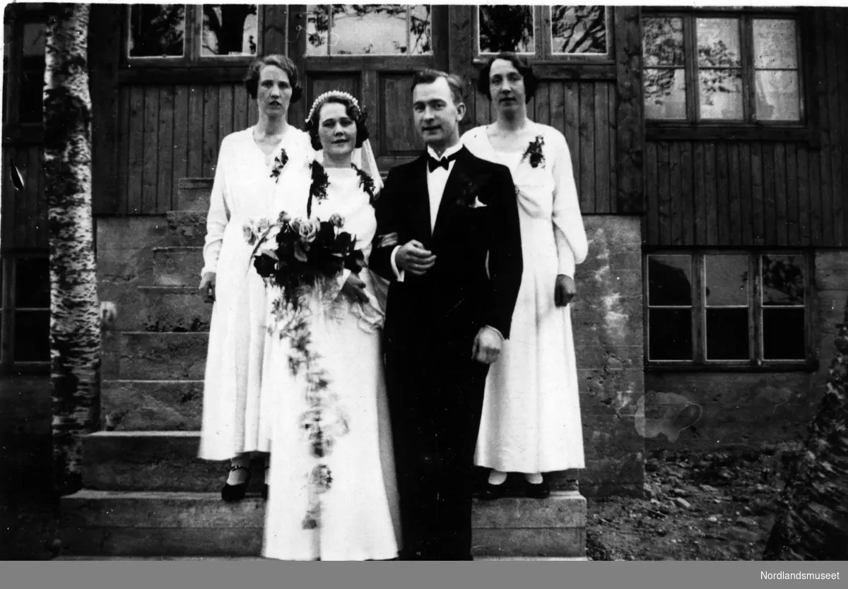 Brudepar: Ingrid f. Johnsen og Otelius Dahl. Brudepiker fra v.: Therese Johnsen, brudens søster og Eli Brun, g. Texmo.