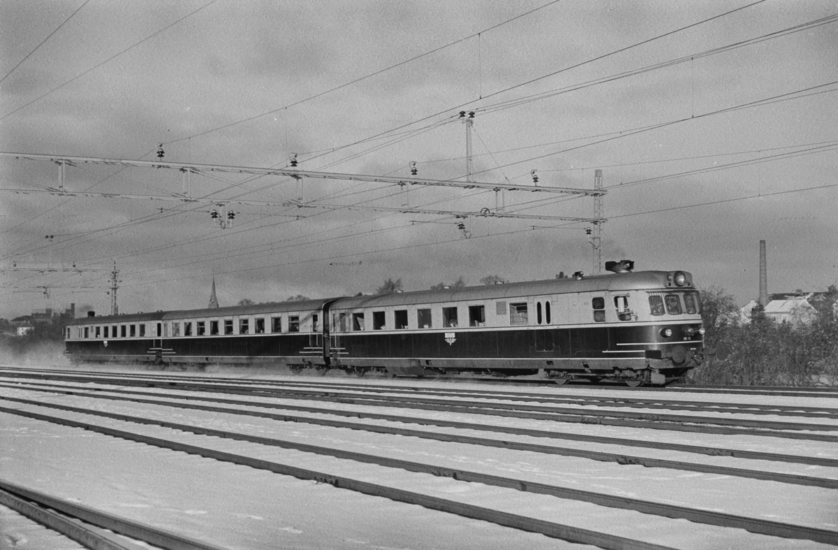 Dagtoget fra Trondheim til Oslo Ø over Røros. Toget består av dieselmotorvognsett type 88, fremst BFmdo 88.13, bakerst 88.10, passerer Marienborg. Dette var siste dag disse vognene ble benyttet i ordinær trafikk.