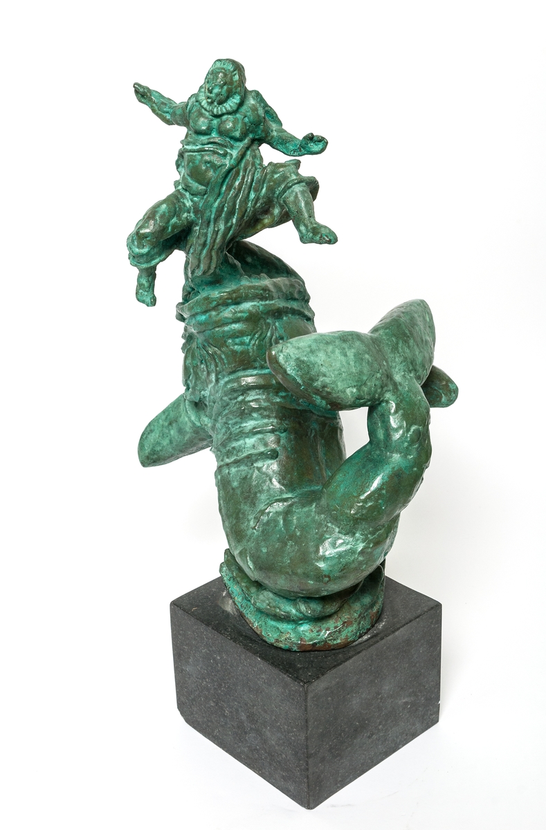 Skulptur, av grönpatinerad brons. "Jona utspys av valfisken" av Carl Milles. Sockel av svart sten, troligen diabas.