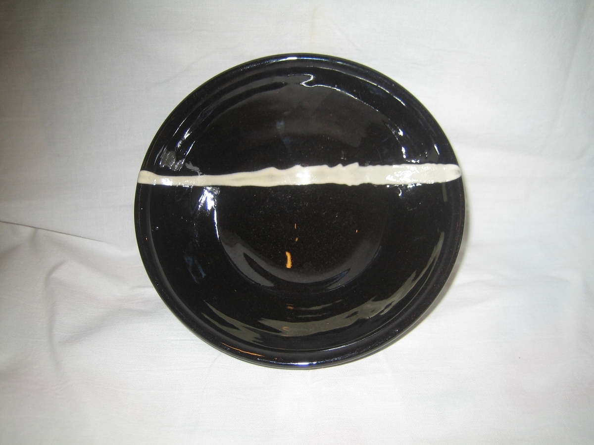 5 st runda skålar i naturfärgad keramik på utsidan och svart glasyr på insidan, dekorerade med vit glasyr i något olika utförande.
