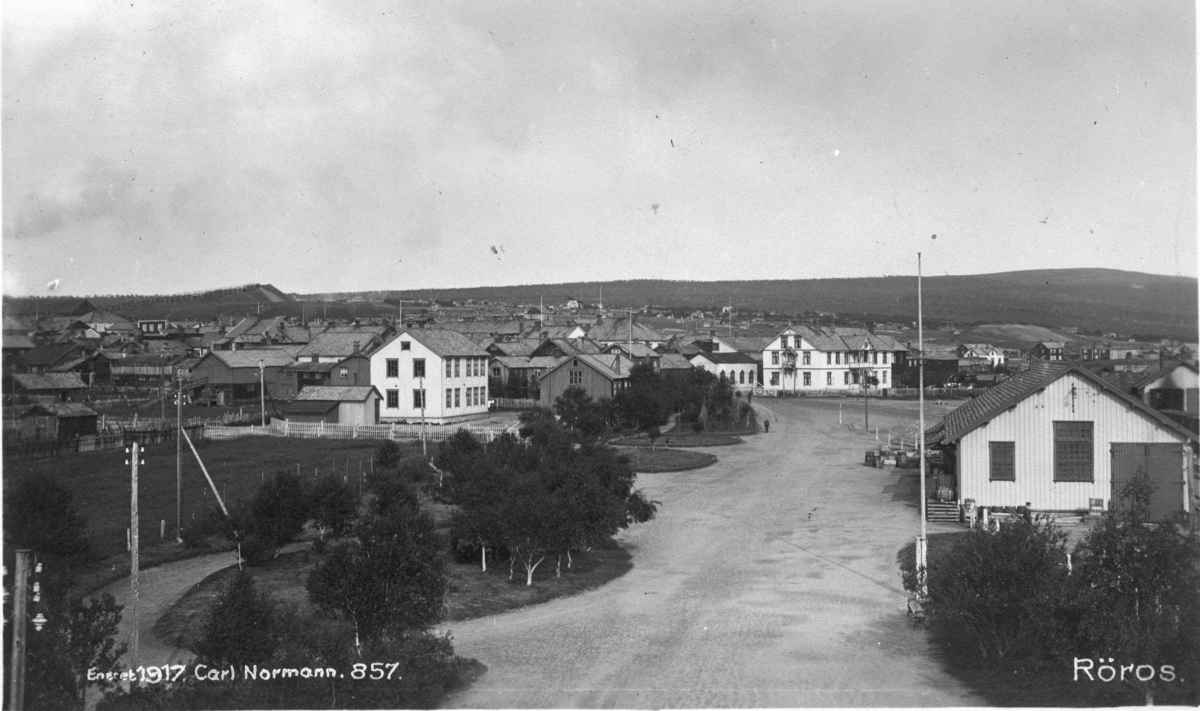 Oversikt Røros bergstad med Bergstadens hotell, gammelskola og stasjonsparken, sett fra jernbanestasjonen. Bak til venstre sees slagghaugen med slaggbanen