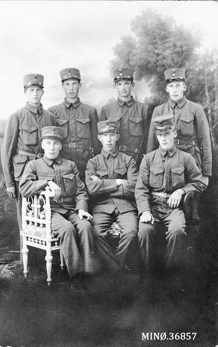 Gruppebilde, soldater. Rendøler på militærtjeneste under 1. verdenskrig. Navn - se ringperm