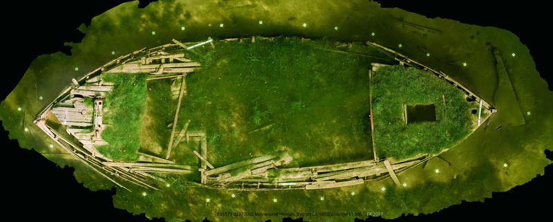 Ortofoto basert på fotogrammetri av mjøsjakta Wega. Vraket ses ovenfra. Dekket er nesten helt overgrodd av vegetasjon, mest mose.