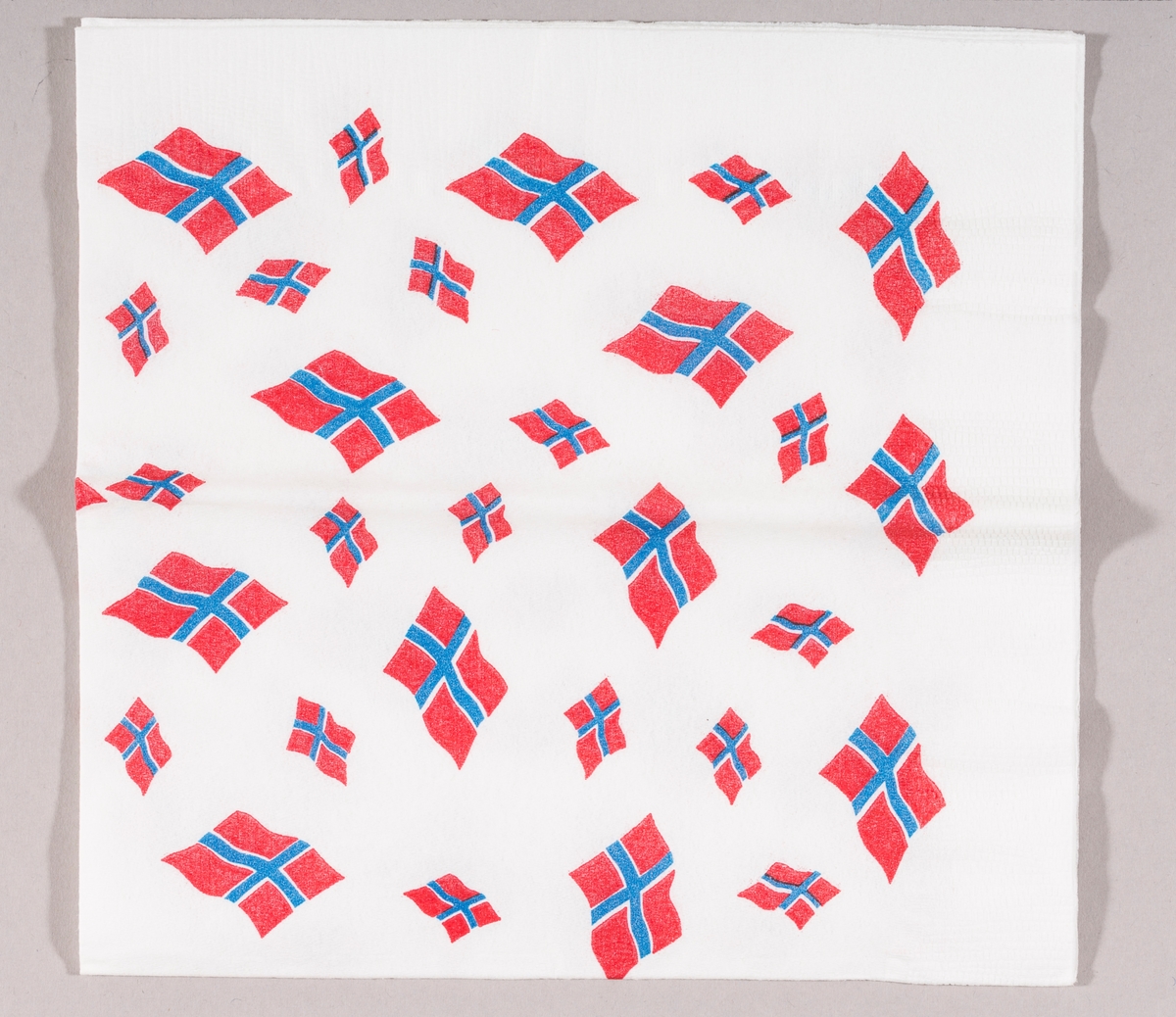 Mange norske flagg i ulike størrelser.