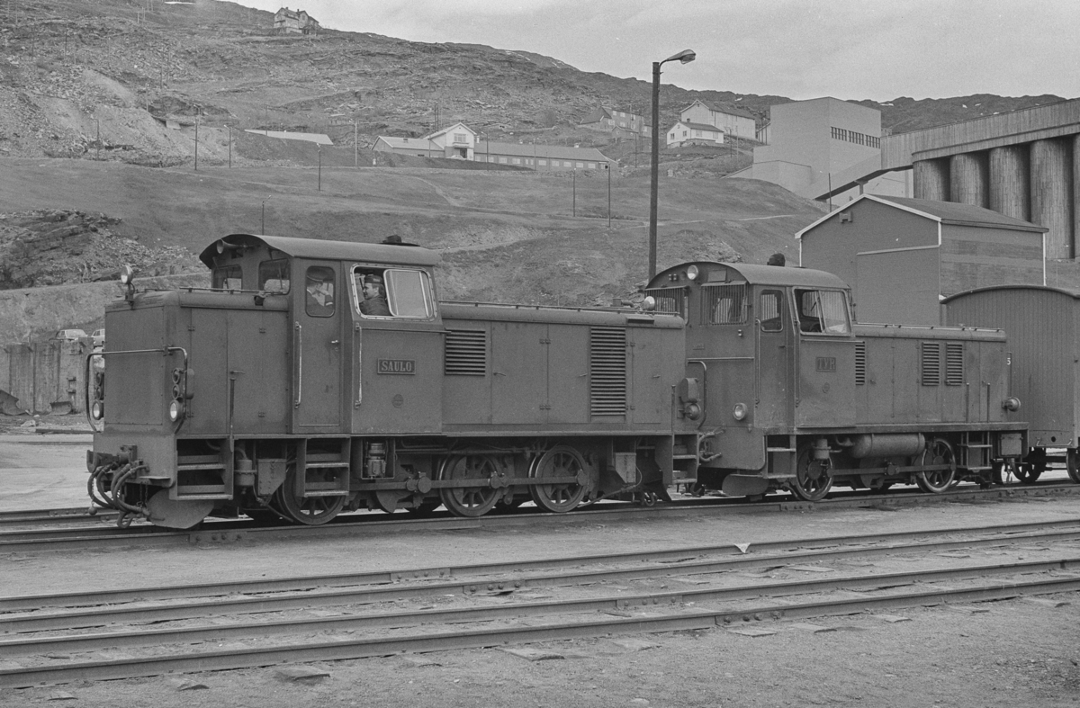 Sulitjelmabanens diesellokomotiver SAULO og TYR på Lomi.