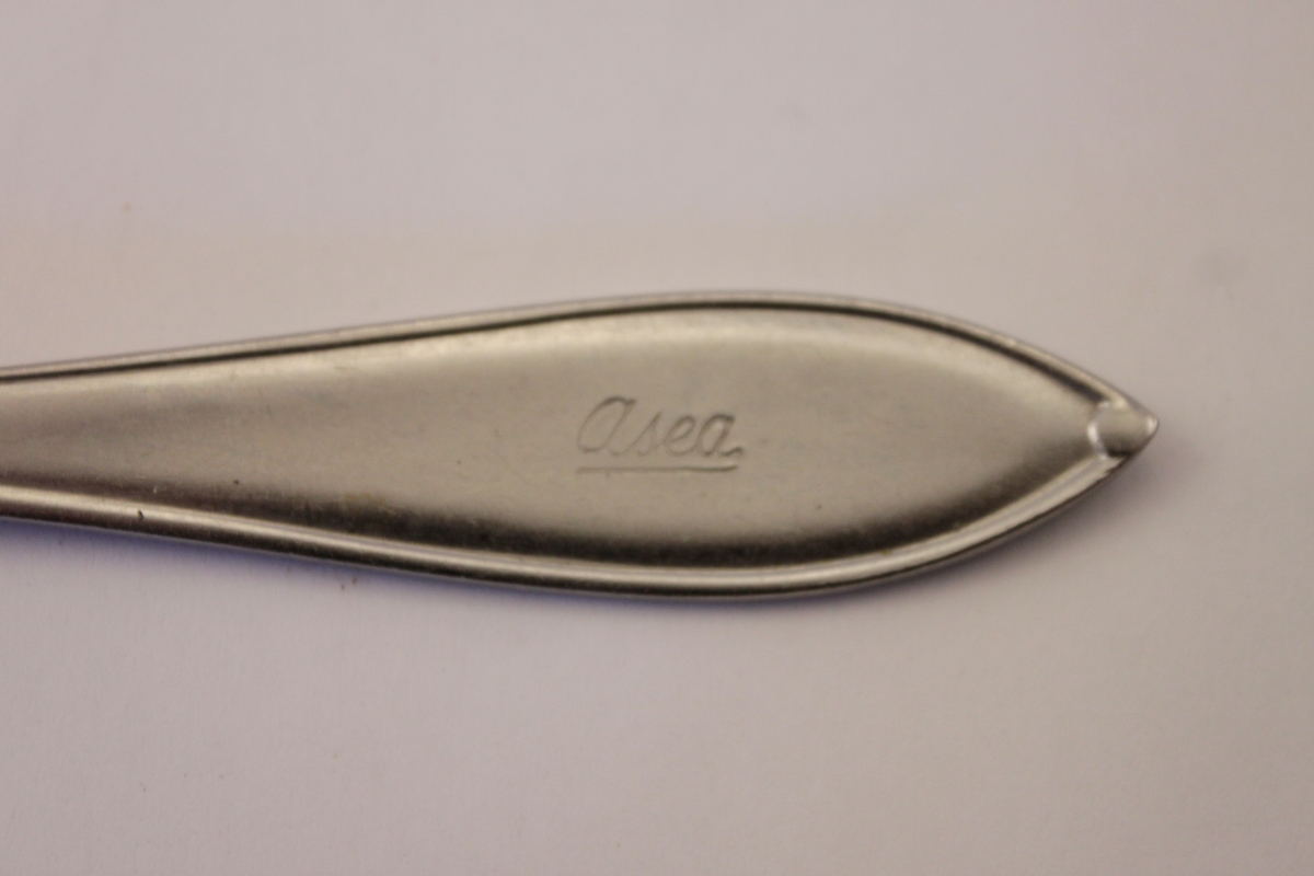 En gaffel i rostfritt stål i modellen gammal svensk och med ASEA inpräglat på skaftet