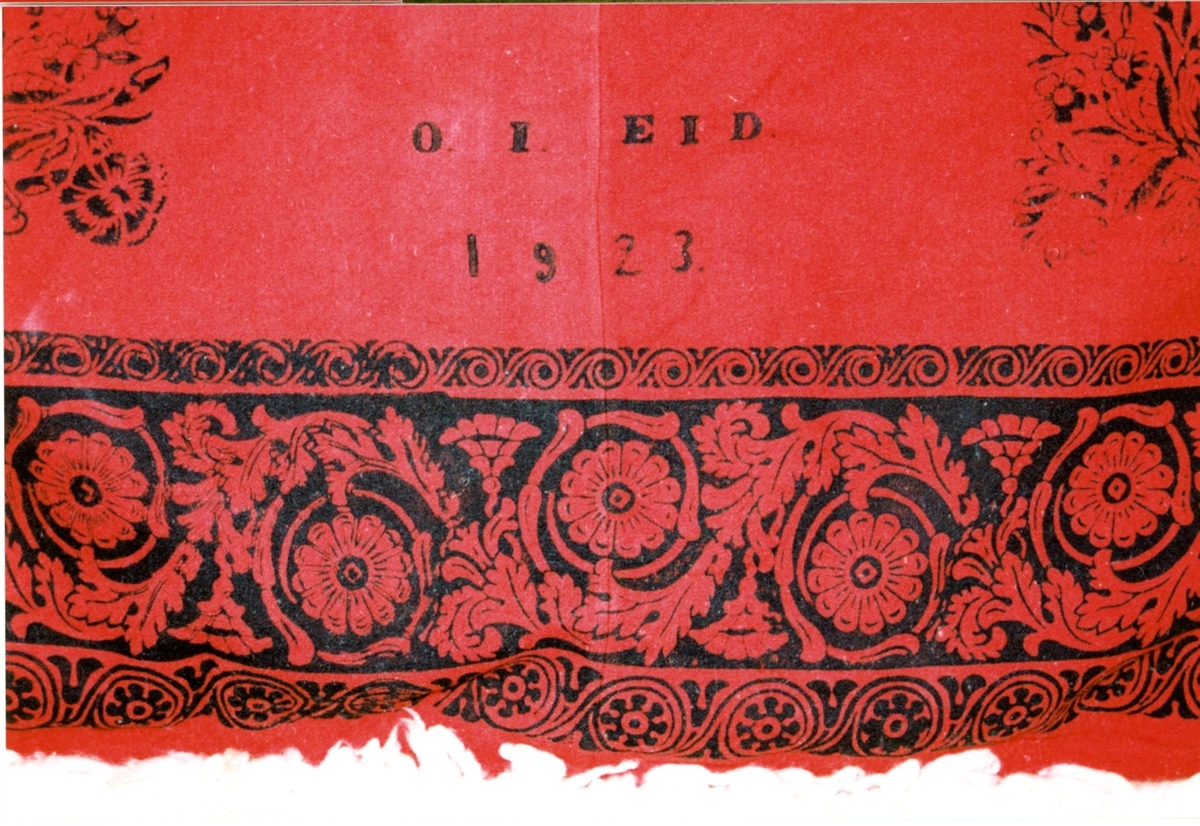 Fellåkle i lerret toskaft med blokktrykk. O. J. Eid, 1923 er trykt på åkleet.

Tilstand: Meget bra, alderen tatt i betraktning.