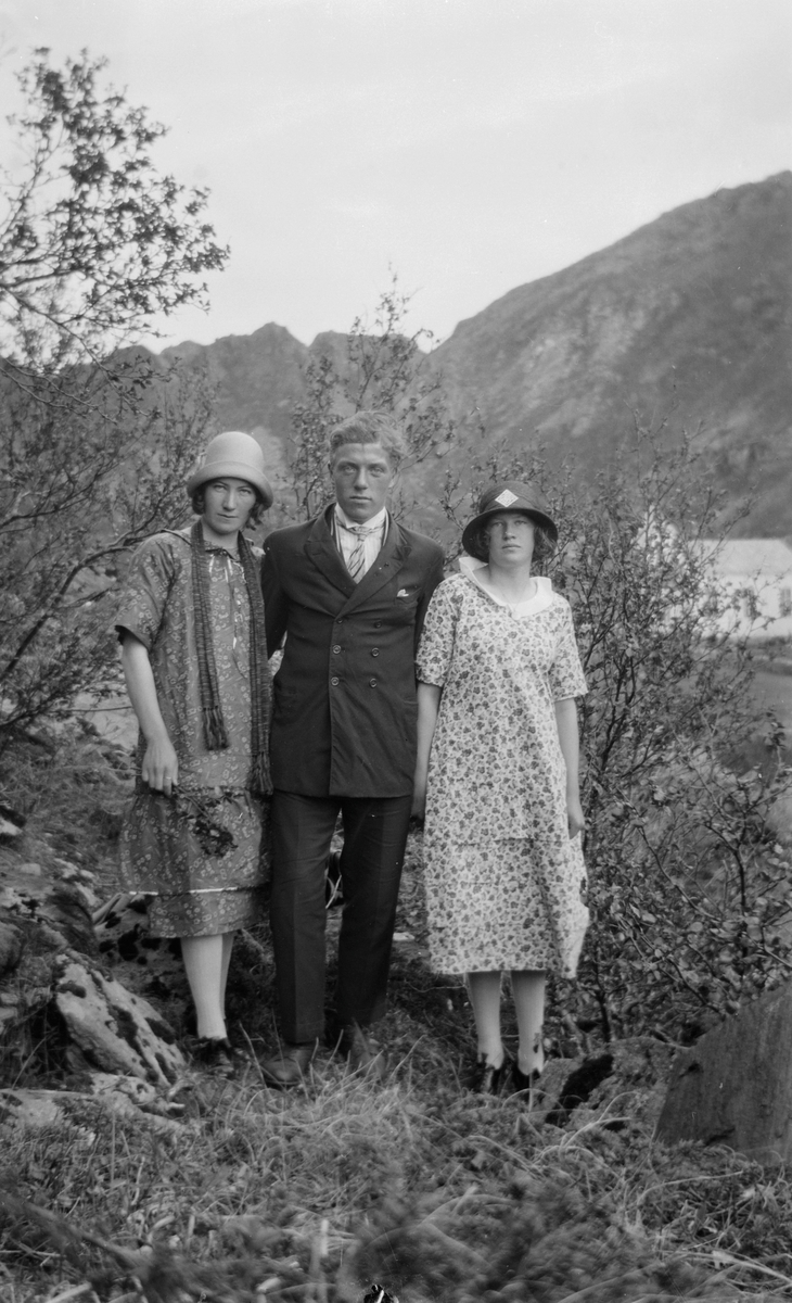 En mann og to kvinner med Nordvik kirke i bakgrunnen.