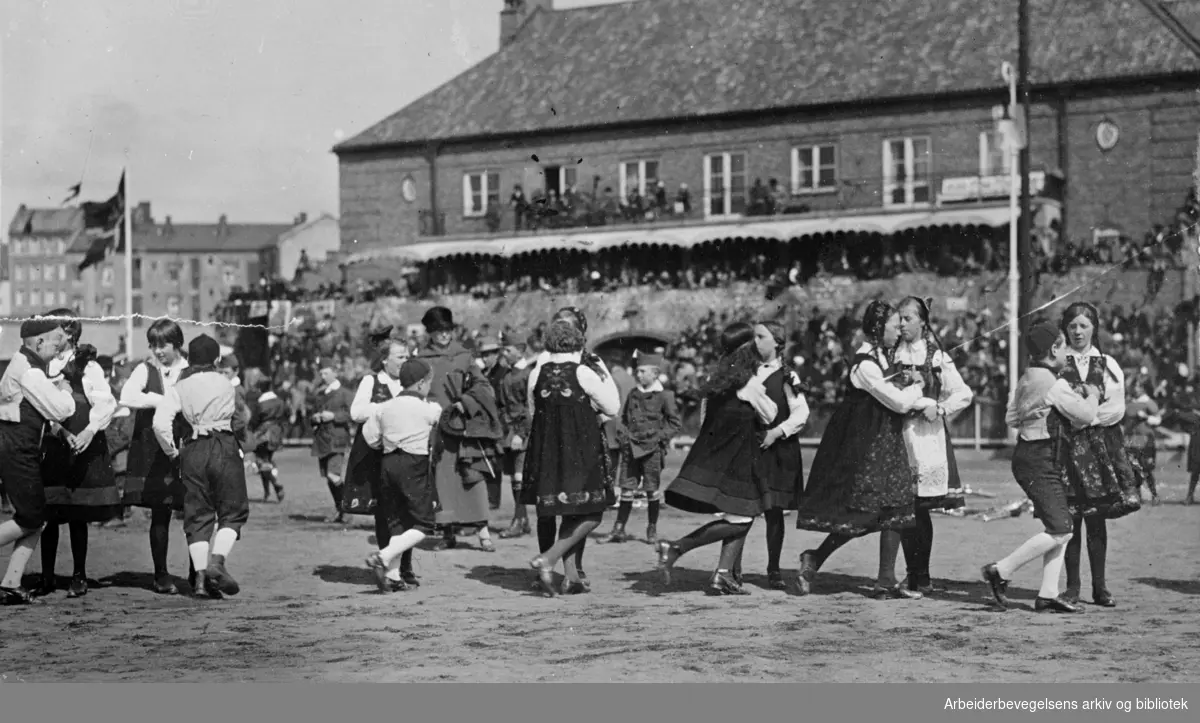1. mai 1925, fra barnestevnet på Bislett stadion. Leikarring fra et barnelag som antakelig opptrer med sangdansen "Hu hei, kor er det vel friskt og lett".