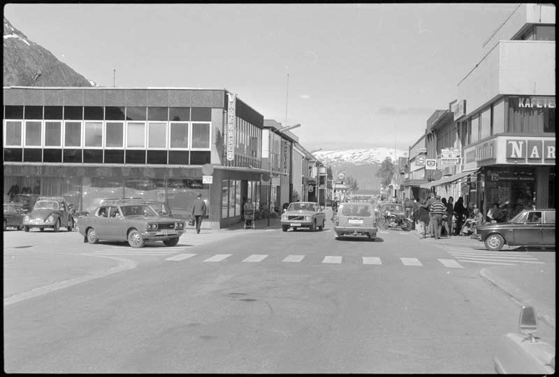 Strandgata i Mosjøen, med biler parkert. Mai 1974.