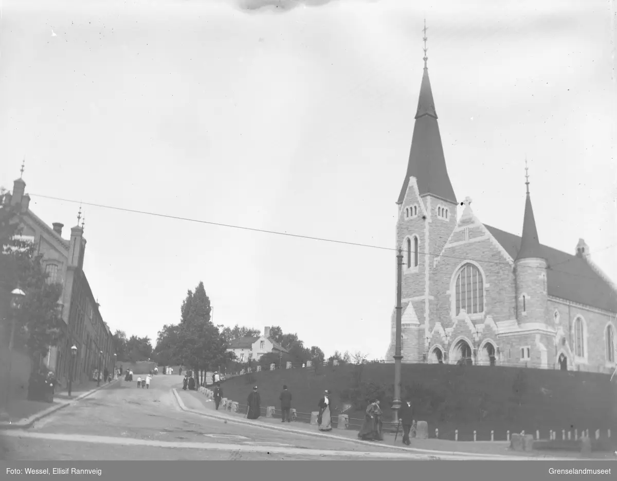Folk spaserer på gaten nedenfor Fagerborg kirke, Oslo, ca 1900.