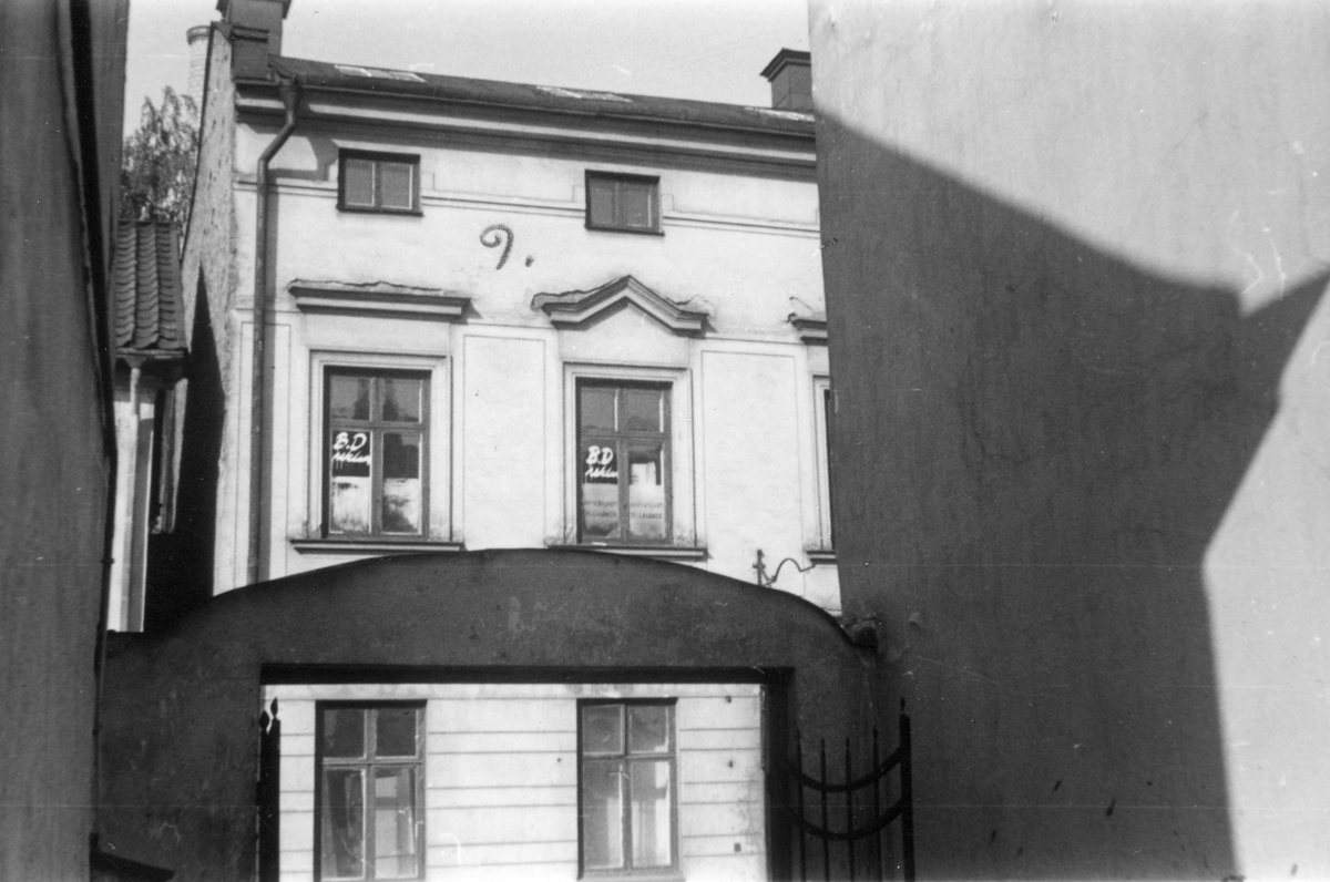 Del av Repslagaregatan 25 i kvarteret Tunnan, bilden tagen från kvareteret Sumpen. Fotografiet taget i samband med rivningsansökan 1953. Vy mot nordväst.