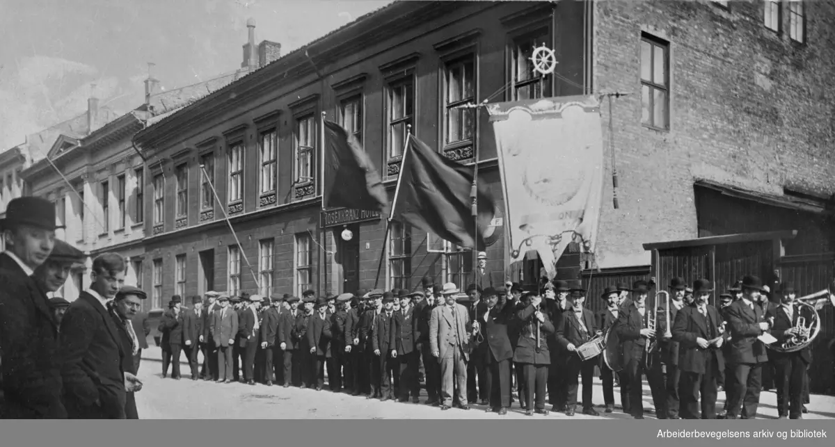 1. mai 1915 i Oslo. Norsk Sjømannsforbund sin Oslo avdeling oppstilt bak sin fane i Rosenkrantz gate.