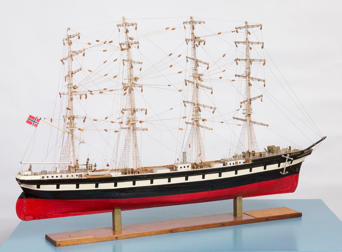 Modell av stålskipet "Lancing" fra 1866. 
Bygget som kombinert seil- og dampskip i Glasgow i 1866 for fransk regning. I 1889 ble den omrigget til firemastet fullrigger og dampmaskinen ble tatt ut. 
Skipet gikk som lastebåt som seilskip og som passasjerskip som dampbåt.
Mannskapet var på 24 mann. Ballasttank på 100 tonn.

Lancing ble kjøpt til Norge av Johan Bryde i Sandefjord. Senere var den i J.Johansens eie (Lysaker). Fra 1917 hadde Melsom i Larvik skuten til den ble hugget opp i 1924.
Den var en av verdens skarpseilere og var kjent i alle havner på grunn av sine rekordraske reiser.

Bækvolds produksjonsnummer 3. Modellens produksjonskostnad er oppgitt til kr 18,-
