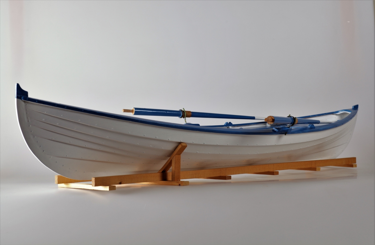 Modell av mjøsbåt, også kalt dreggebåt. Den er bygget i mål 1:5.