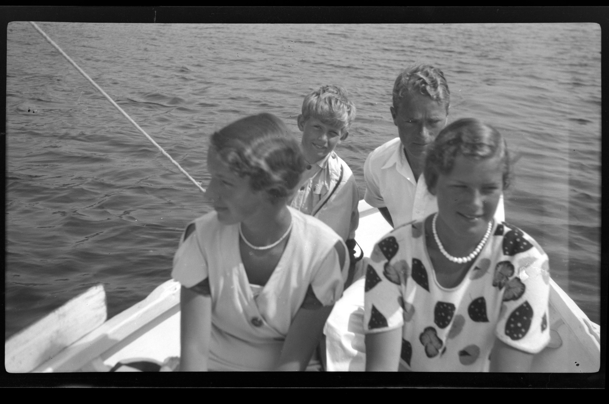 Lillemor Nickelsen, Lise Skabo, Rolf Sundt jr. og Erling Rune sitter sammen i båten Trulte.