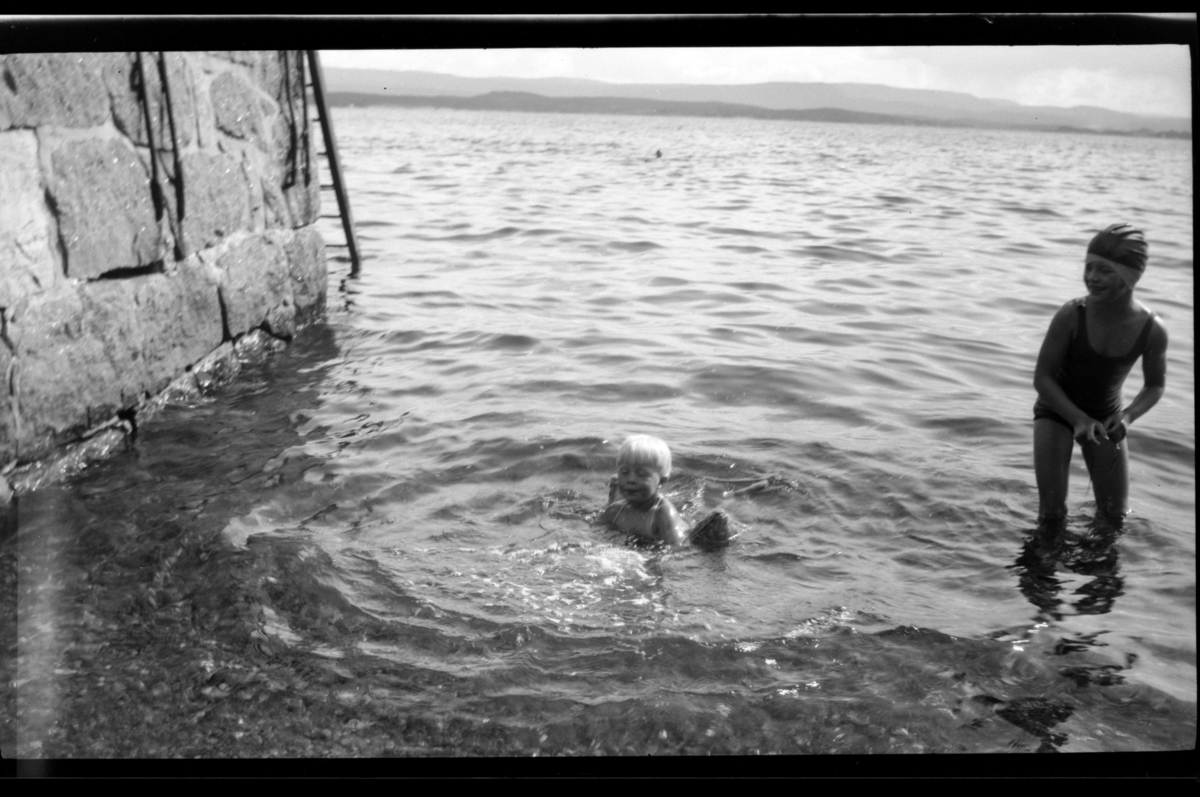 To ukjente barn bader ved Flaskebekk på Nesodden. Fotografert 1931.
