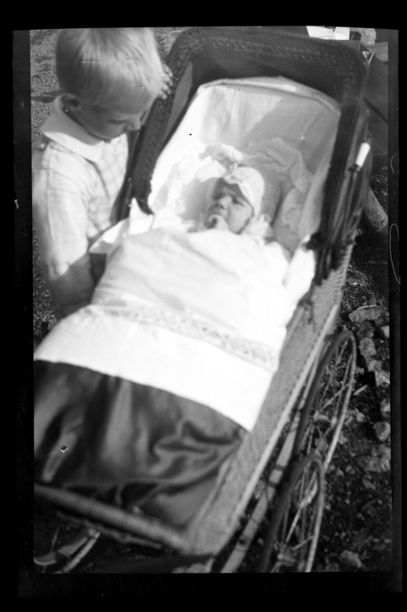 Julius Sundt med lillebror Rolf Jr. i barnevogn på dåpsdagen, i hagen til Villa Knyggen i Voksenlia. Fotografert 18. september 1921.
