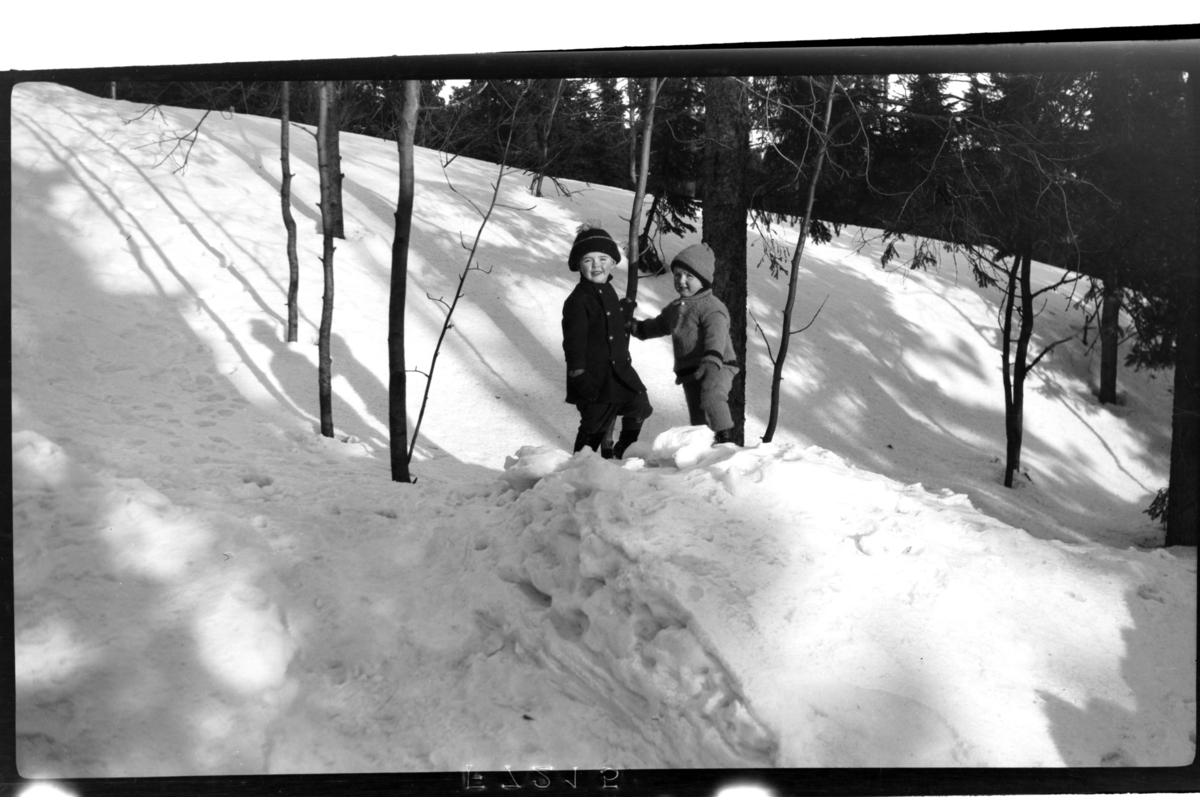 Didrik Zernichow og Julius Sundt leker sammen i snøen, Villa Knyggen. Fotografert 1919-1920.