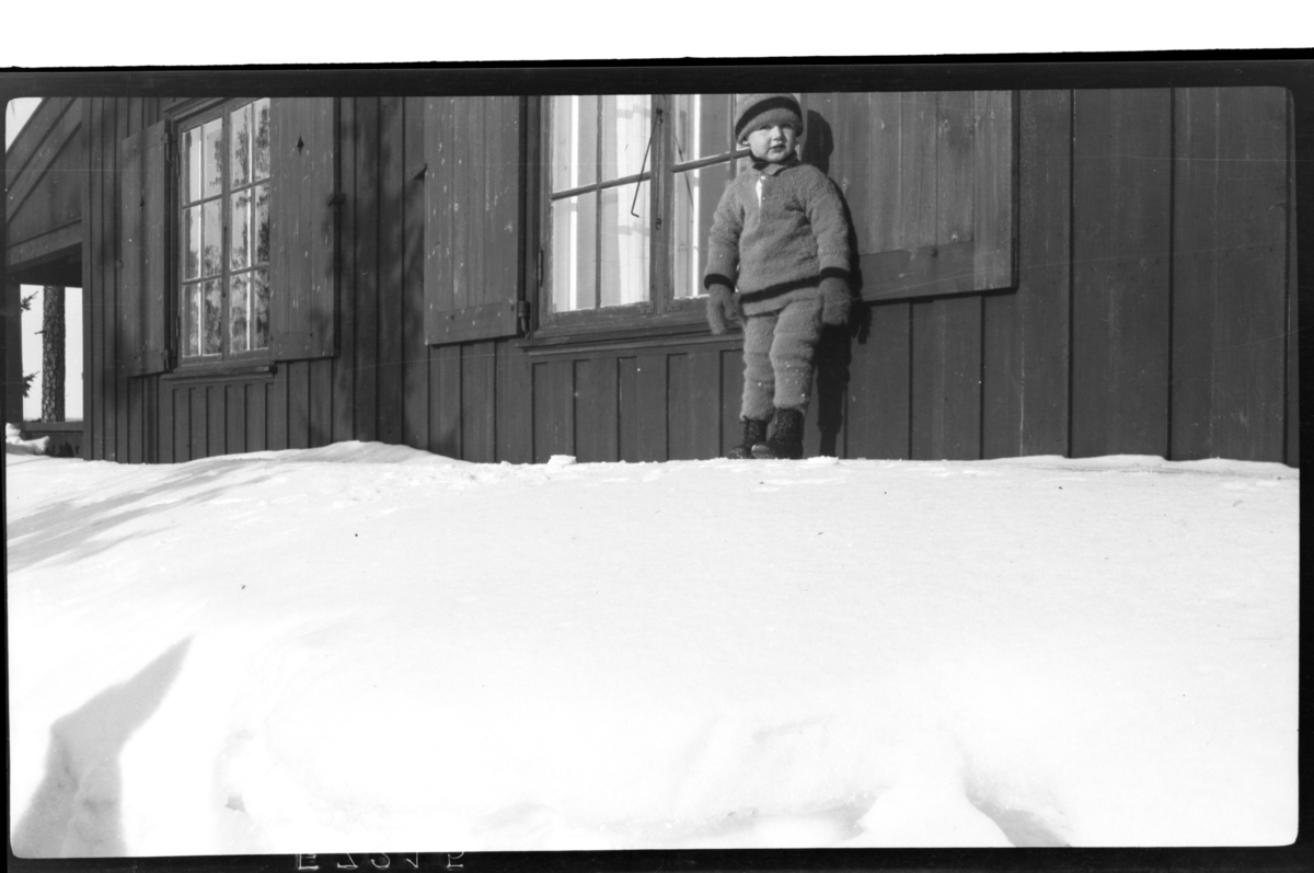 Julius Sundt står med masse snø rundt, Villa Knyggen. Fotografert 1918-1919.