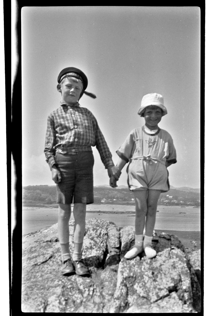 Brødrene Julius og Rolf jr. Sundt ved sjøen. Fotografert 1925.