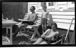 Hilda Sundt sitter med sine sønner Juliust og Lars Peter  ut