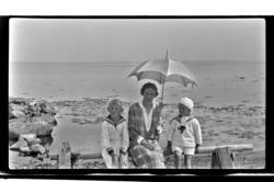 Hilda Sundt, med parasoll, og barna Julius og Rolf Jr. på en