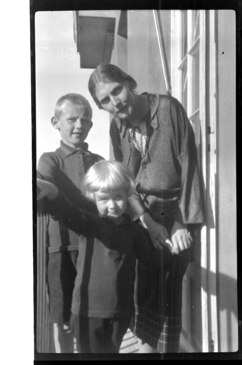 Hilda Sundt med sønnene Julius og Rolf Jr. på verandaen i Thomas Heftyes gate 42E i Oslo. Fotografert 1925.