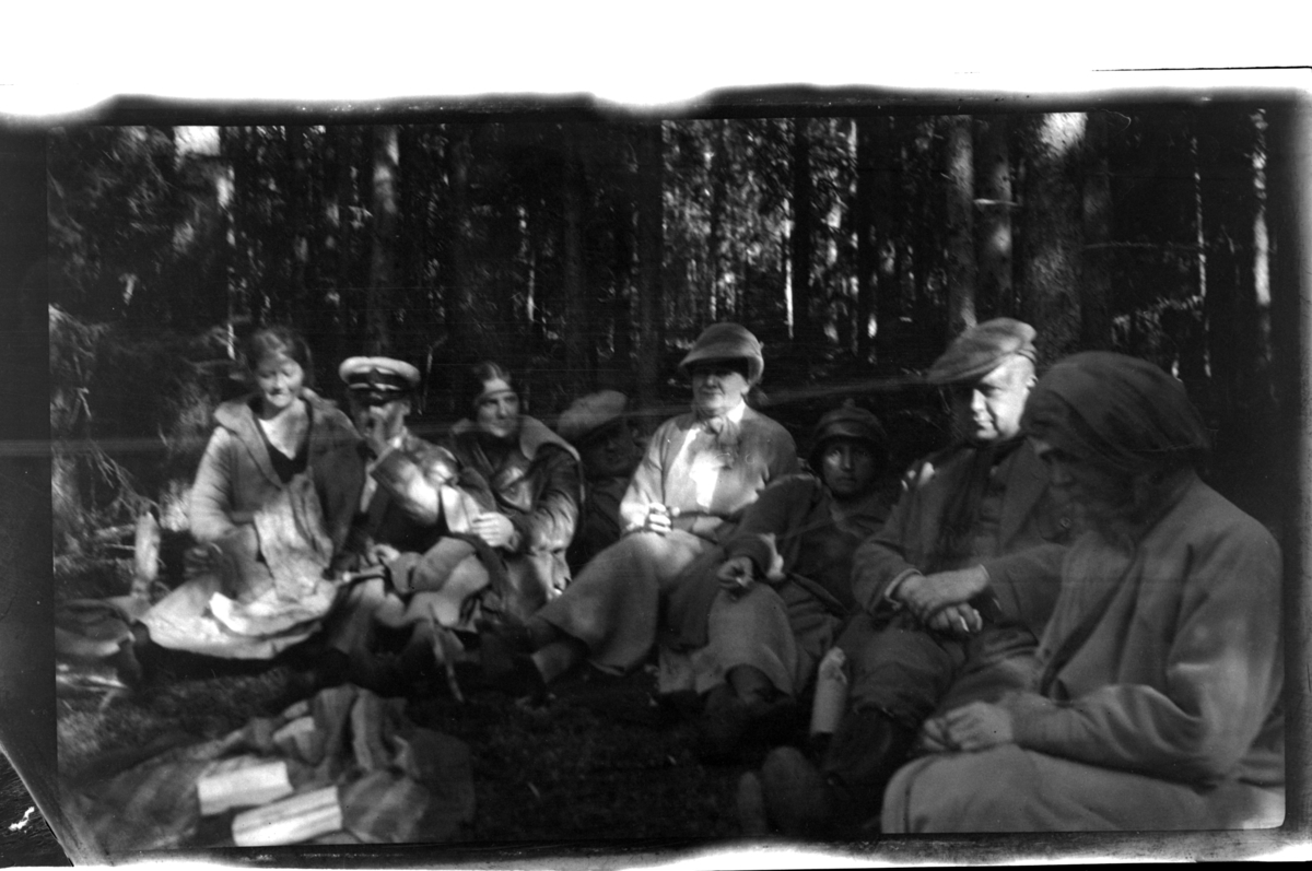 Rast i skogen. Fra venstre Alfhild Ferslew (?), Hilda Sundt, Halfdan Sundt, Sofie Edvartsen (?) og Trygve Sundt (?). Fotografert 1925.